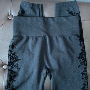 Zac & Rachel, Juniors L/XL, Black leggings with design & with fleece lining.